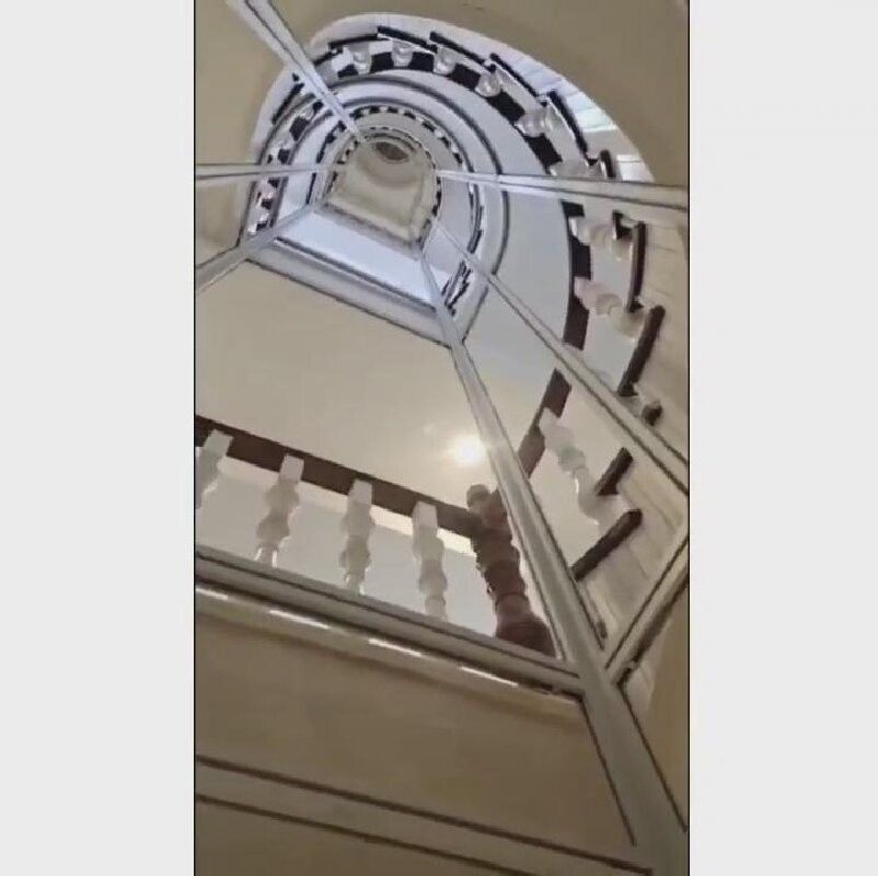 Un ascensore semicircolare che risparmia spazio.