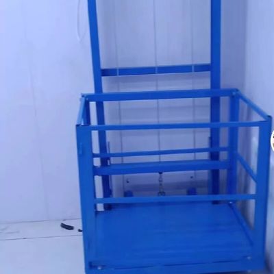 Ascensore di carico con protezione di sicurezza per il blocco di sicurezza